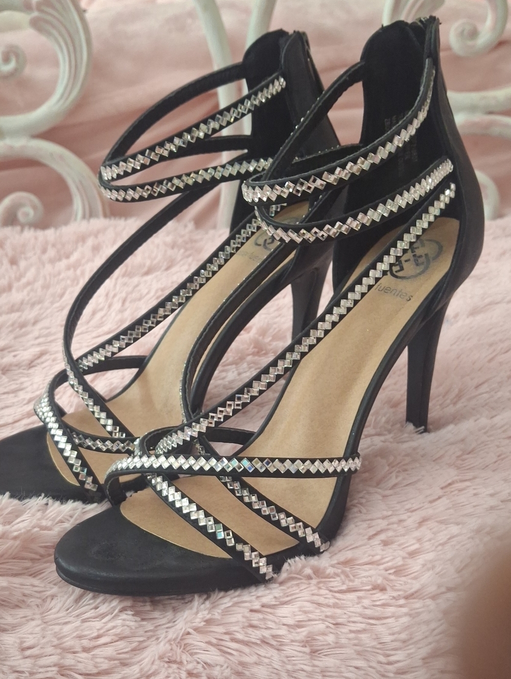Daisy Fuentes Black Strappy Stiletto Sandals Silver Accents  Size 9   Like New